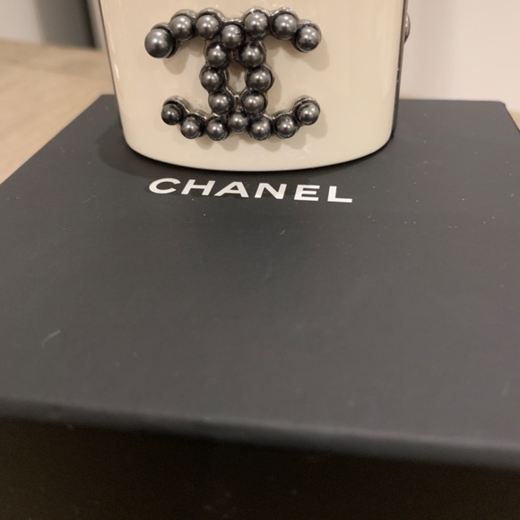 Chanel cuff in ivory  color with grey pearls (CC logo) - Picture 3 of 15
